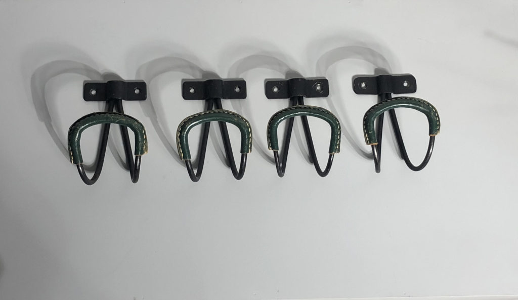 Quatre patères du designer ADNET Jacques.