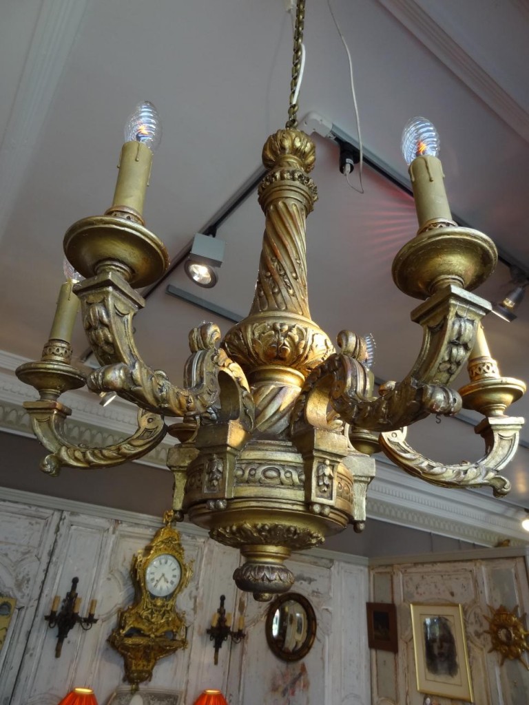 Lustre en bois doré de style Louis XVI.