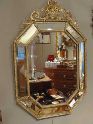 Miroir style Louis XIII en bronze.