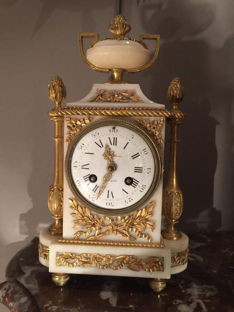 Pendule de style Louis XVI.