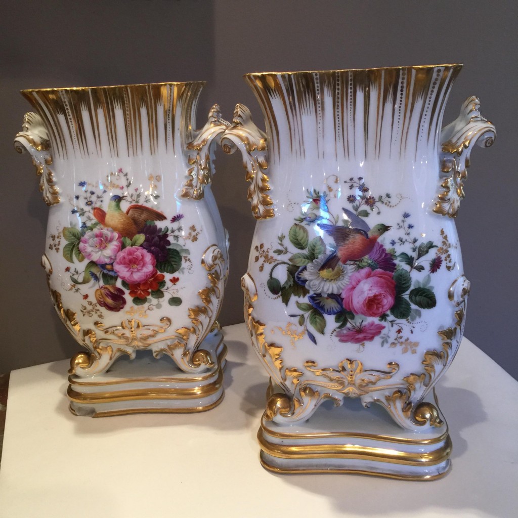 Paire de vases en porcelaine de Paris.