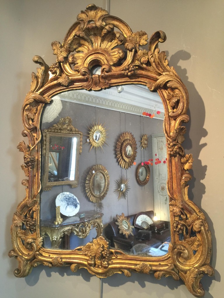 Miroir d’èpoque Louis XV en bois doré.