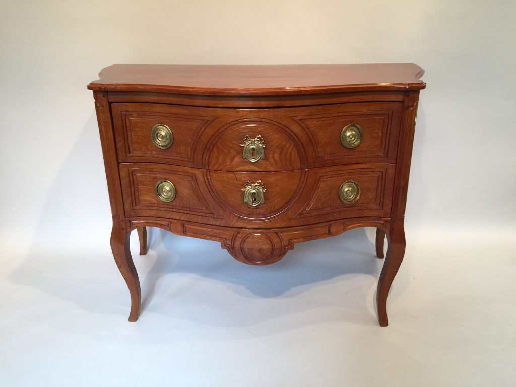 Commode d’époque Transition Louis XV / Louis XVI en acajou massif.