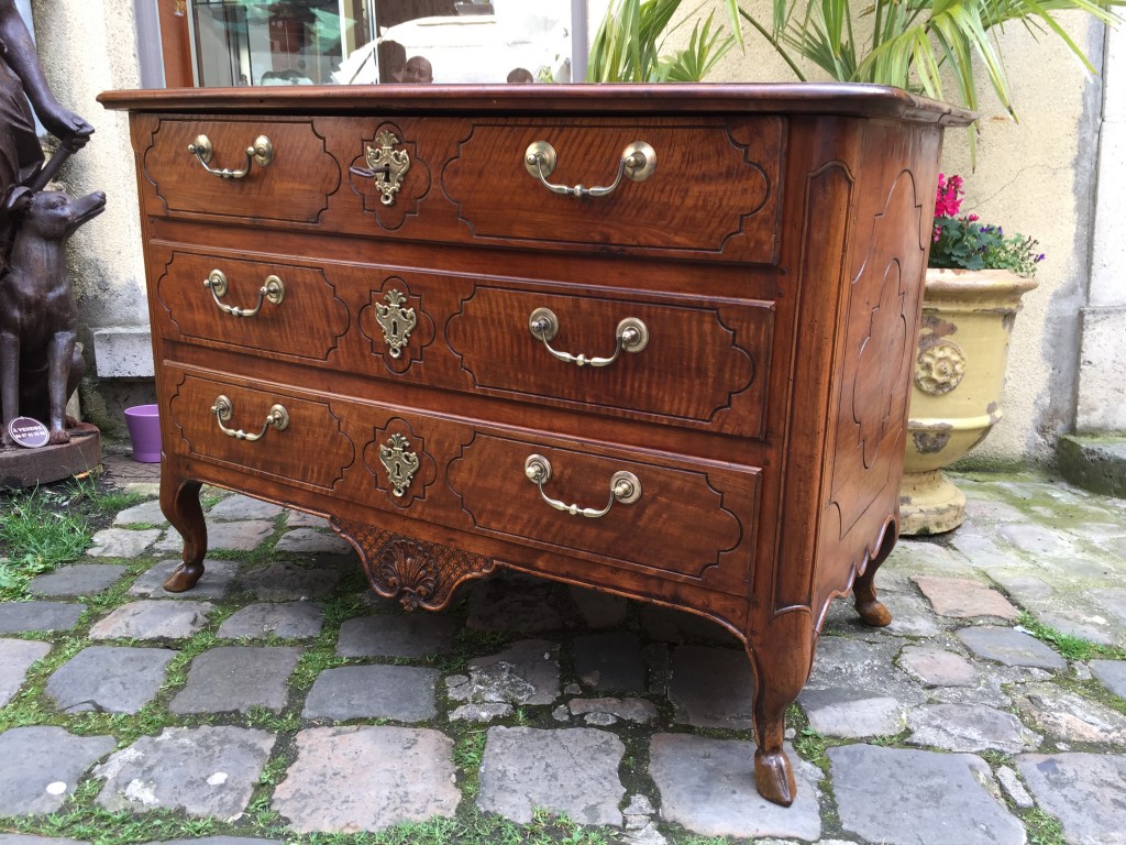 Commode XVIII ème siècle Nîmoise en noyer.