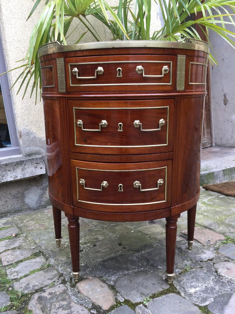 Commode demi-lune en acajou d’époque XVIII ème siècle.