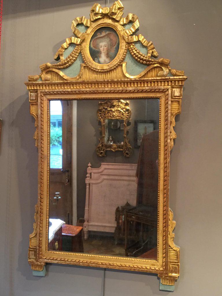 Miroir d’époque Lois XVI en bois doré.