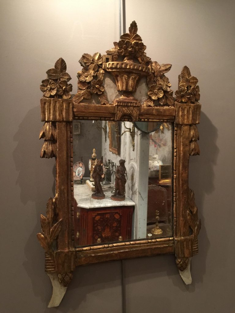 Miroir sculpté d’époque Louis XVI.