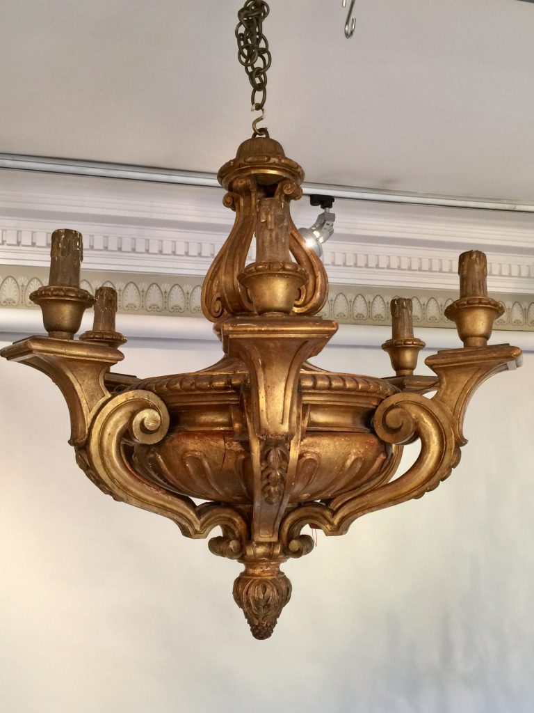 Lustre en bois doré d’époque 1900 style Louis XVI.