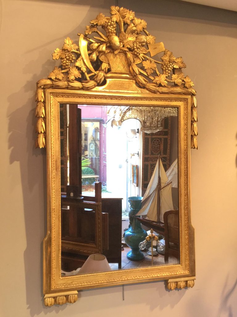 Miroir d’époque Louis XVI en bois doré.