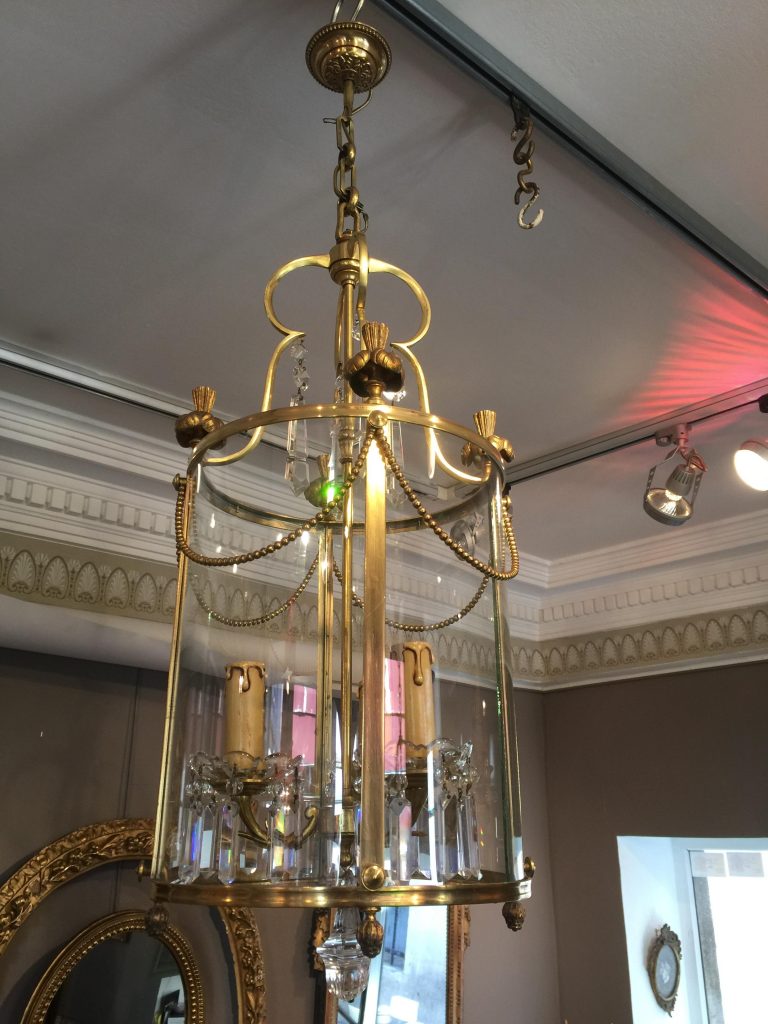 Lanterne en bronze doré de style Louis XVI.