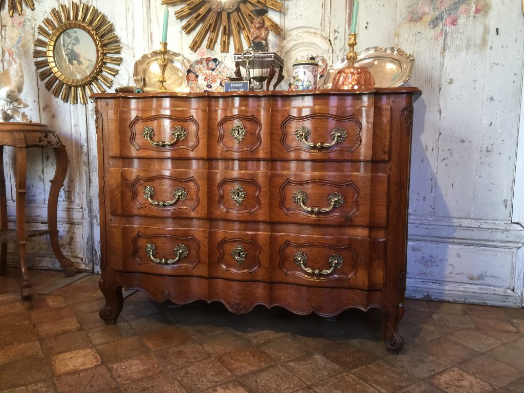 Commode d’époque Louis XV en noyer.