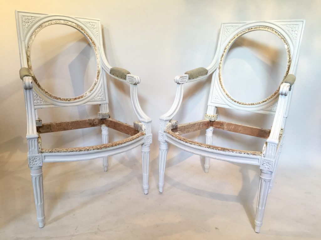 Paire de fauteuils à dossiers plats d’époque Louis XVI.