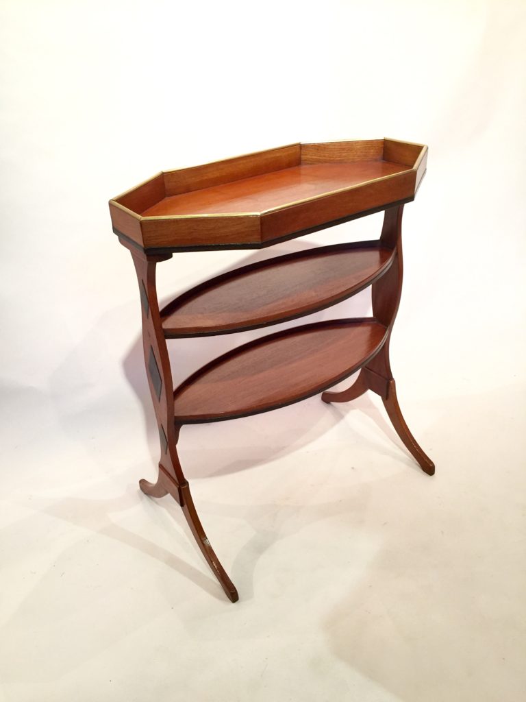 Table vide poche de style Directoire.