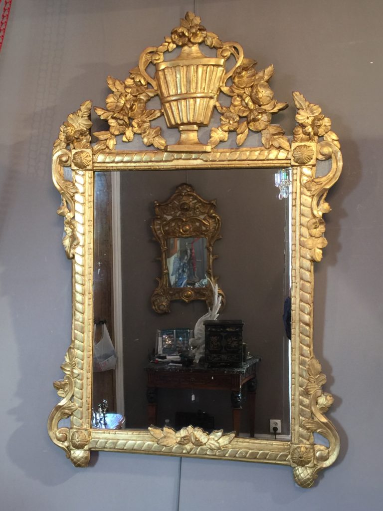 Miroir d’époque Louis XVI en bois doré.