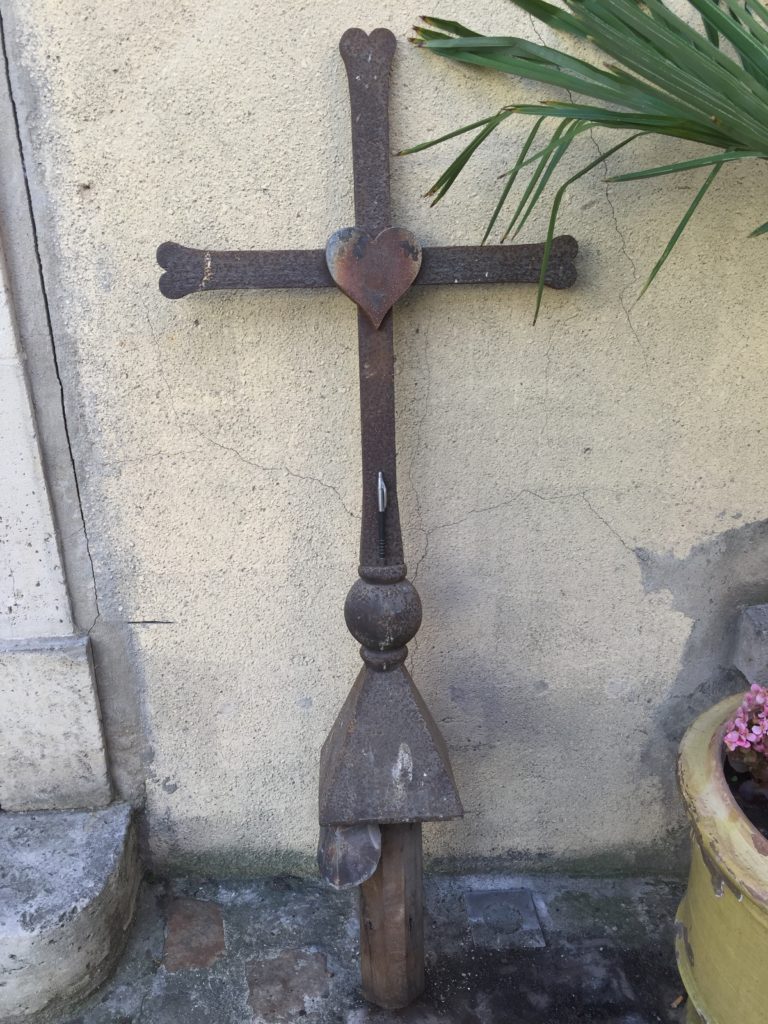 Croix du toit de l’école de Sainte Mère l’Eglise.