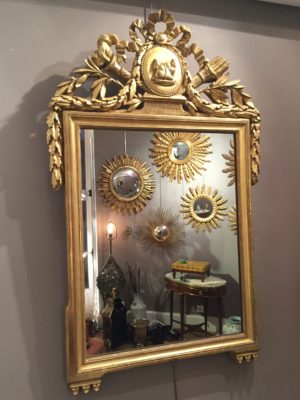 Miroir d’époque Louis XVI en bois doré.