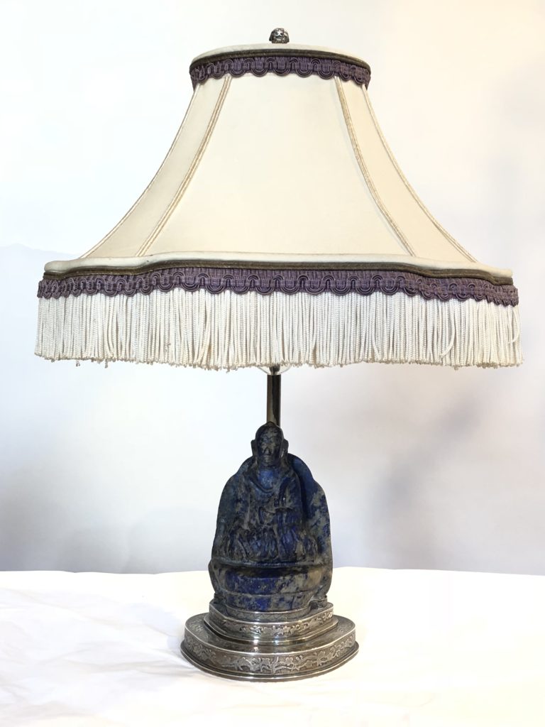 Lampe de chevet avec Bouddha monté sur un socle.