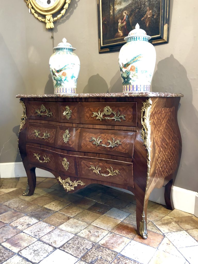 Commode de style Louis XV en marqueterie.