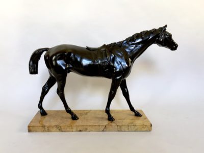 Cheval de course en bronze.