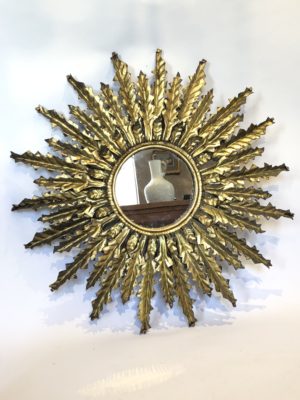 Miroir soleil en métal doré.87 cm de diamètre.