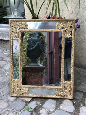 Miroir d’époque Régence en bois doré.