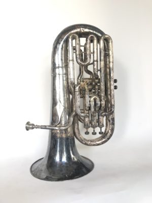 Tuba à deux rangées de pistons.