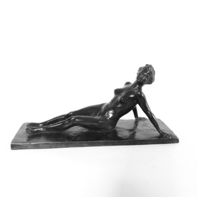 Bronze d’une femme allongée XX éme siècle.