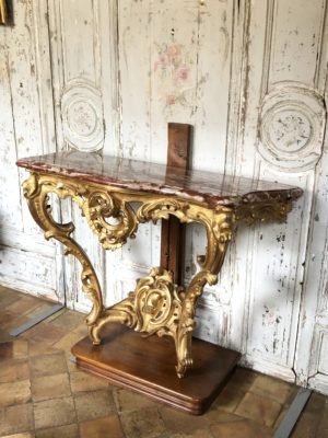 Console d’époque Louis XV en bois doré.