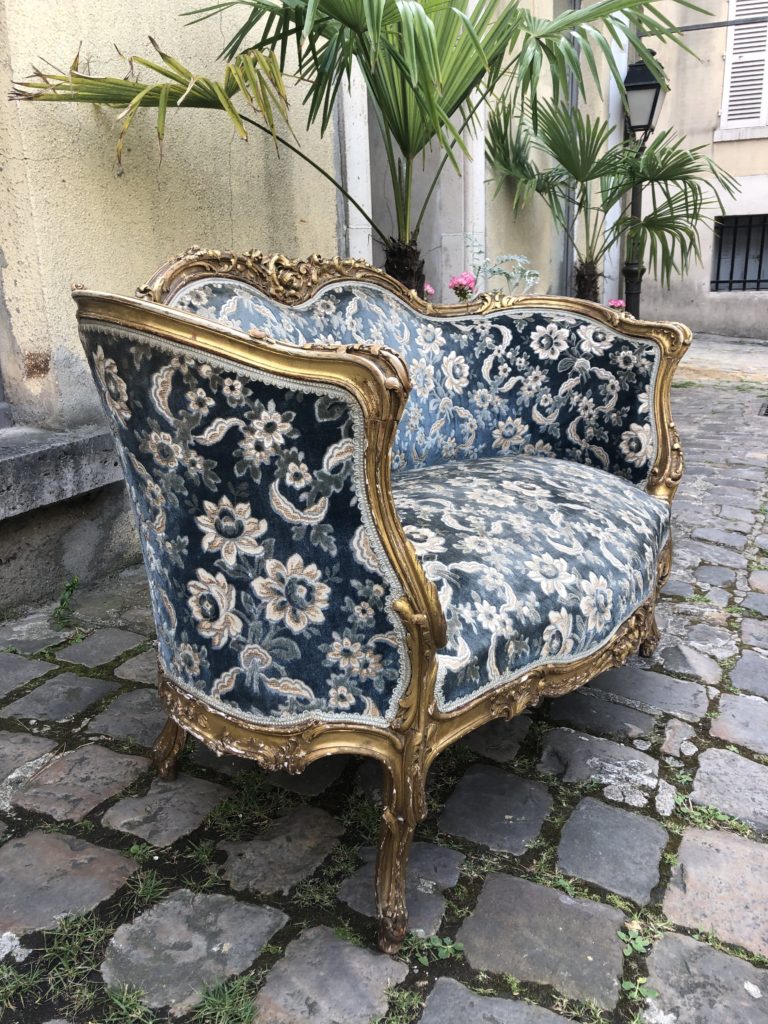 Canapé de petites tailles  de style Louis XV en bois doré.