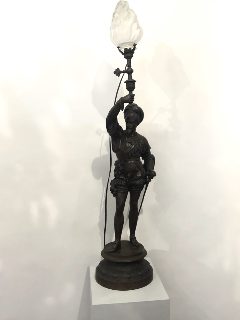 Lampe représentant un soldat de l’époque du XVI éme siècle.