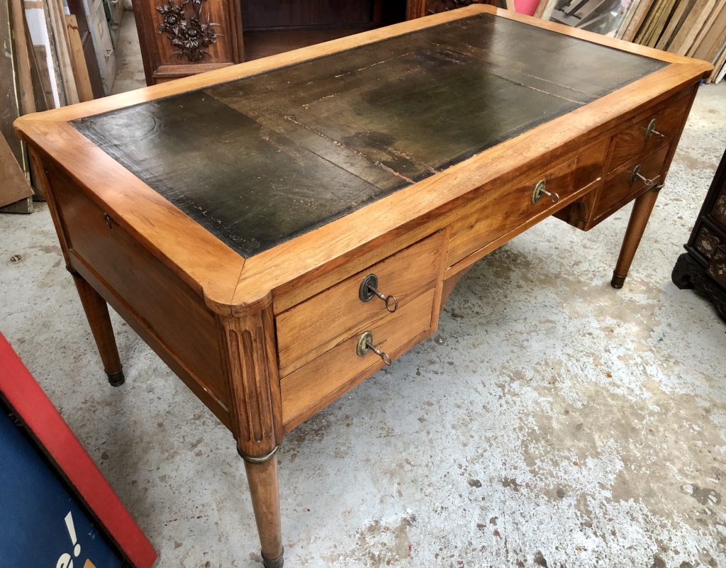 Bureau en noyer d’époque Louis XVI.