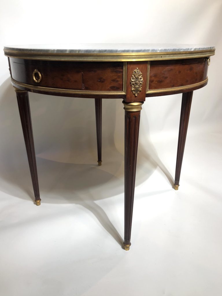 Table bouillotte de style Louis XVI.