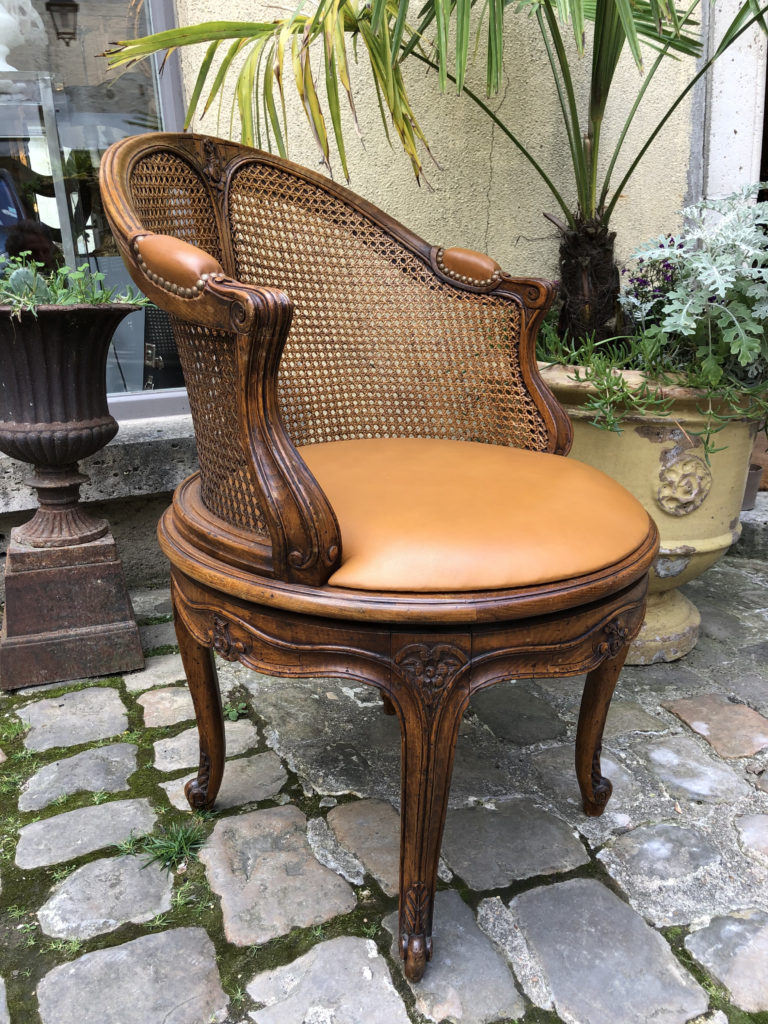 Fauteuil de bureau de style Louis XV signé Malfray.