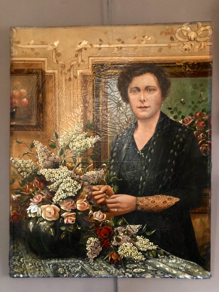 Portrait d’une femme dans son intérieur.