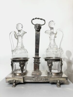 Huilier vinaigrier d’époque Empire en argent massif. 950€.