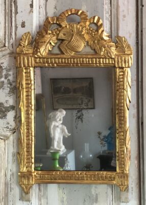 Miroir d’époque Louis XVI en bois doré.