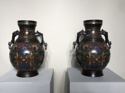 Paire de vases vietnamiens ou japonais.