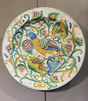 Grand Plat Décoratif En Faïence, Au Décor d’Oiseau, 65 Cm De Diamètre, Italie.