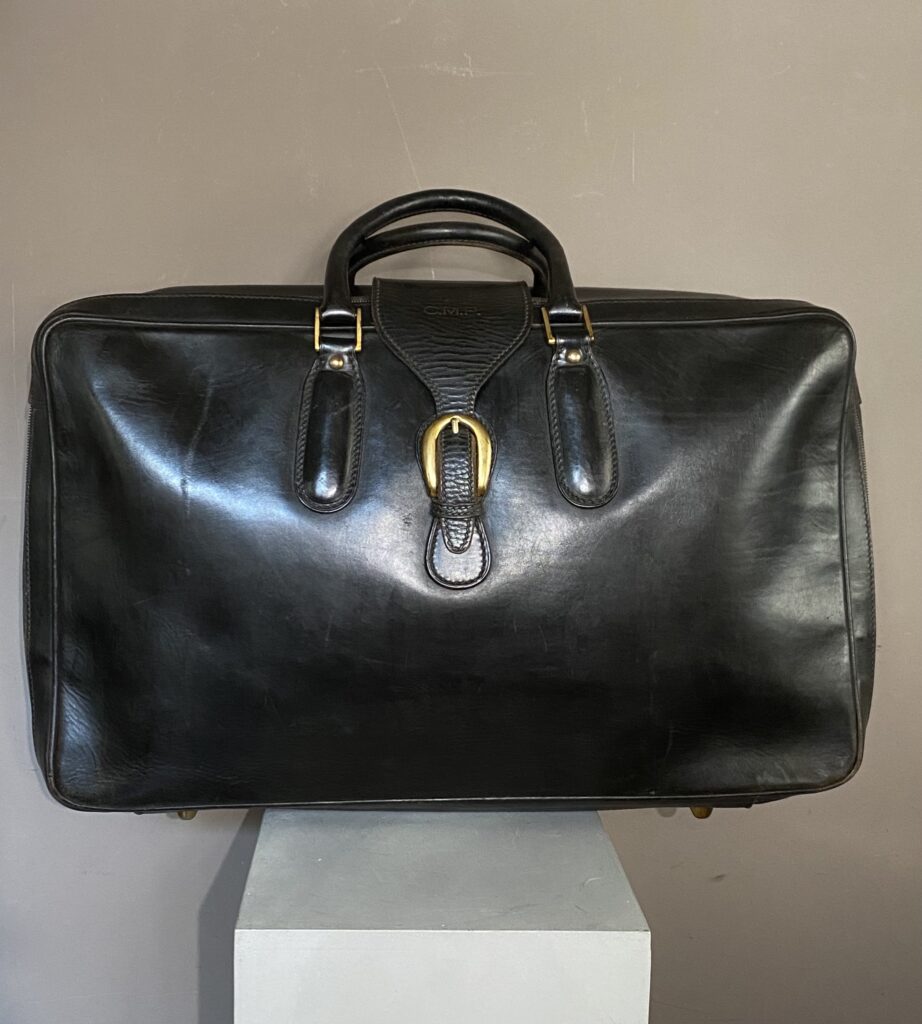 Sac de voyage GUCCI en cuir noir, XX ème siècle.450€.