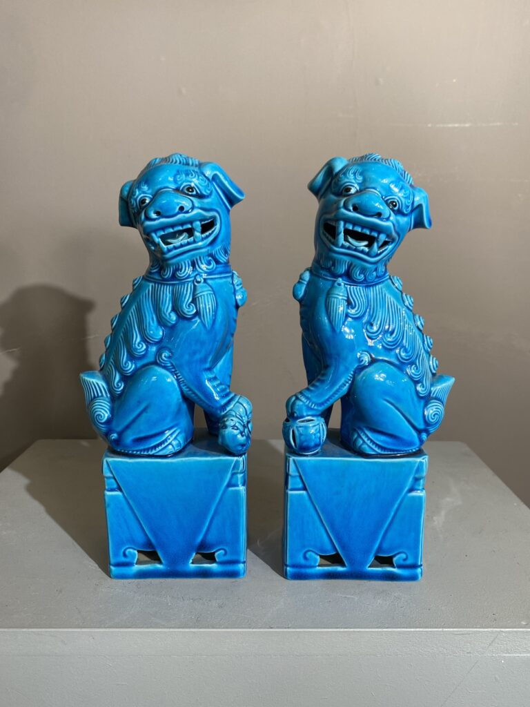 Paire de chiens de Fô en porcelaine, XX ème siècle.