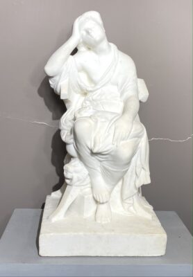 Statue en marbre d’une femme, fin XIX ème siècle, dans le style antique.700€.