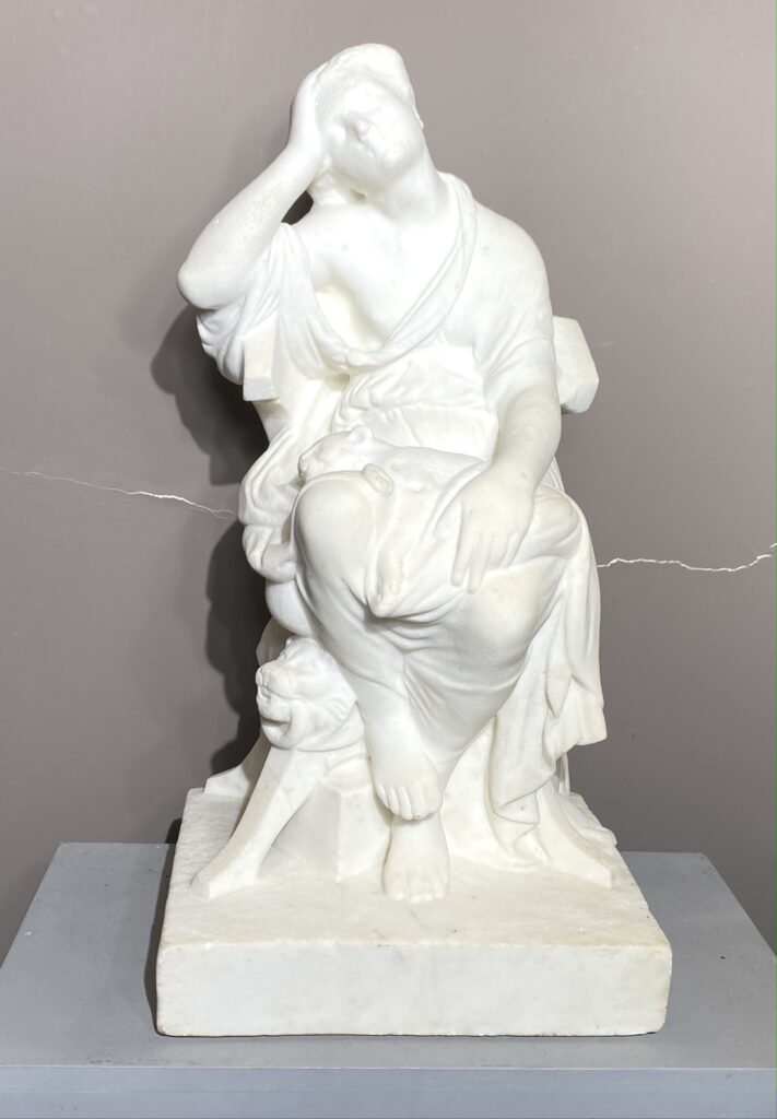 Statue en marbre d’une femme, fin XIX ème siècle, dans le style antique.