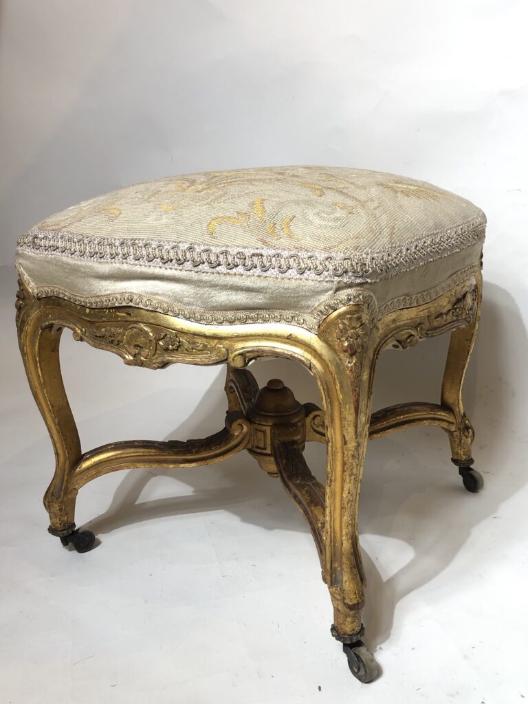 Tabouret en bois doré, de style Louis XV, d’époque Napoléon III.