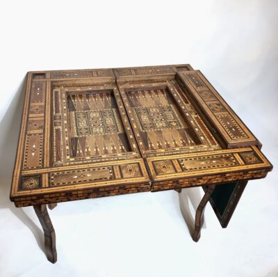 Table à jeux syrienne en marqueterie, fin XIX ème siècle.780€.