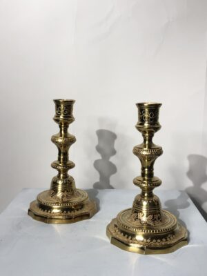 Paire de bougeoirs en bronze doré, d’époque XVIII ème siècle. 460€.