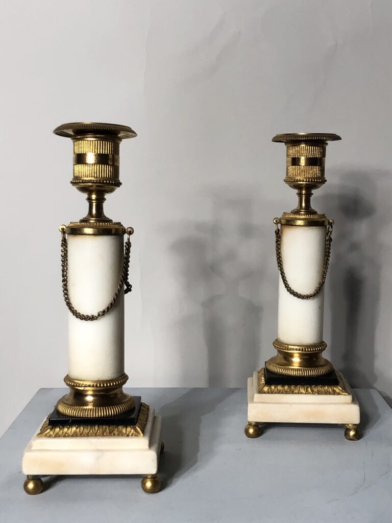 Paire de bougeoirs à chaînes, d’époque XVIII ème siècle. 450€.