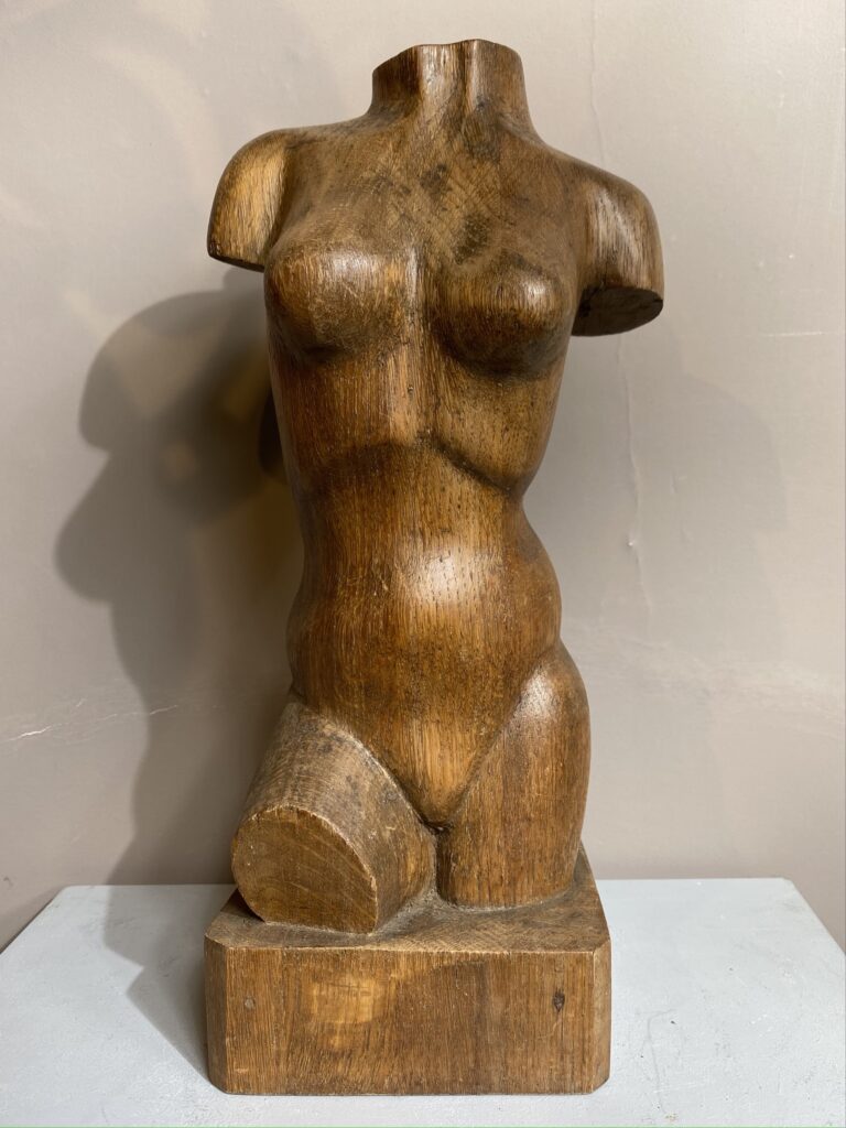 Torse de femme en bois sculpté, XX ème siècle.