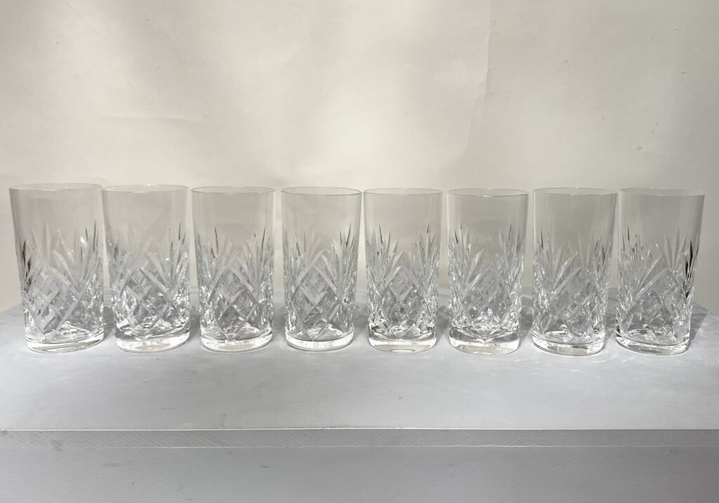 Série de huit verres en cristal Saint-Louis, modèle Chantilly.