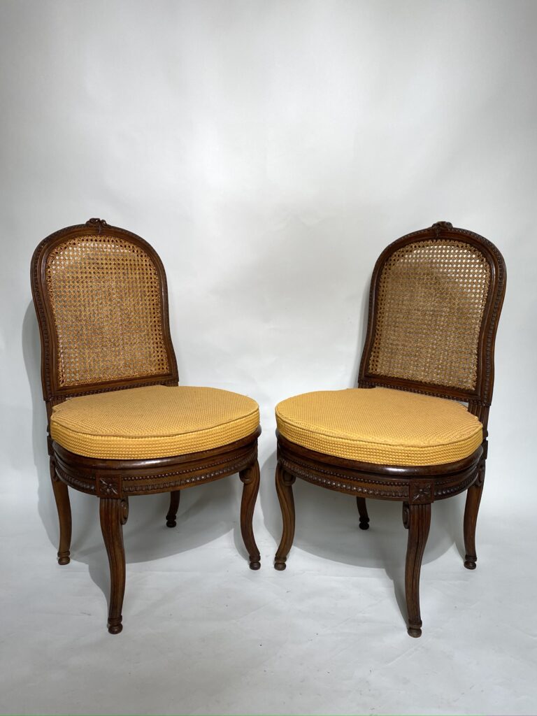 Paire de chaises cannées estampillées H. Vesque, style Louis XVI Georges Jacob, XIX ème siècle.