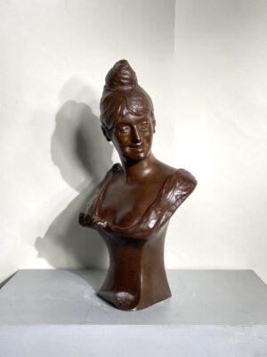 Buste de femme souriante en bronze, signé Georges VAN DER STRAETEN.